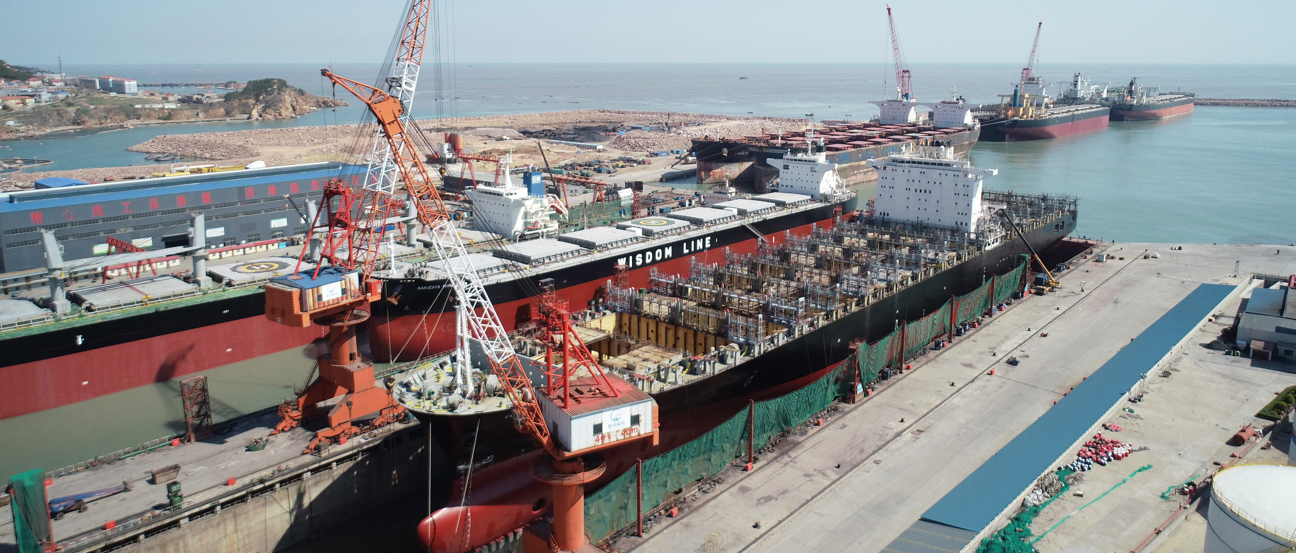 17万吨无动力船舶“罗伯托里佐”轮首次安全靠泊鑫弘重工码头